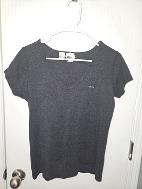 DKNY Women's Short Sleeve V-Neck Tee in Charcoal